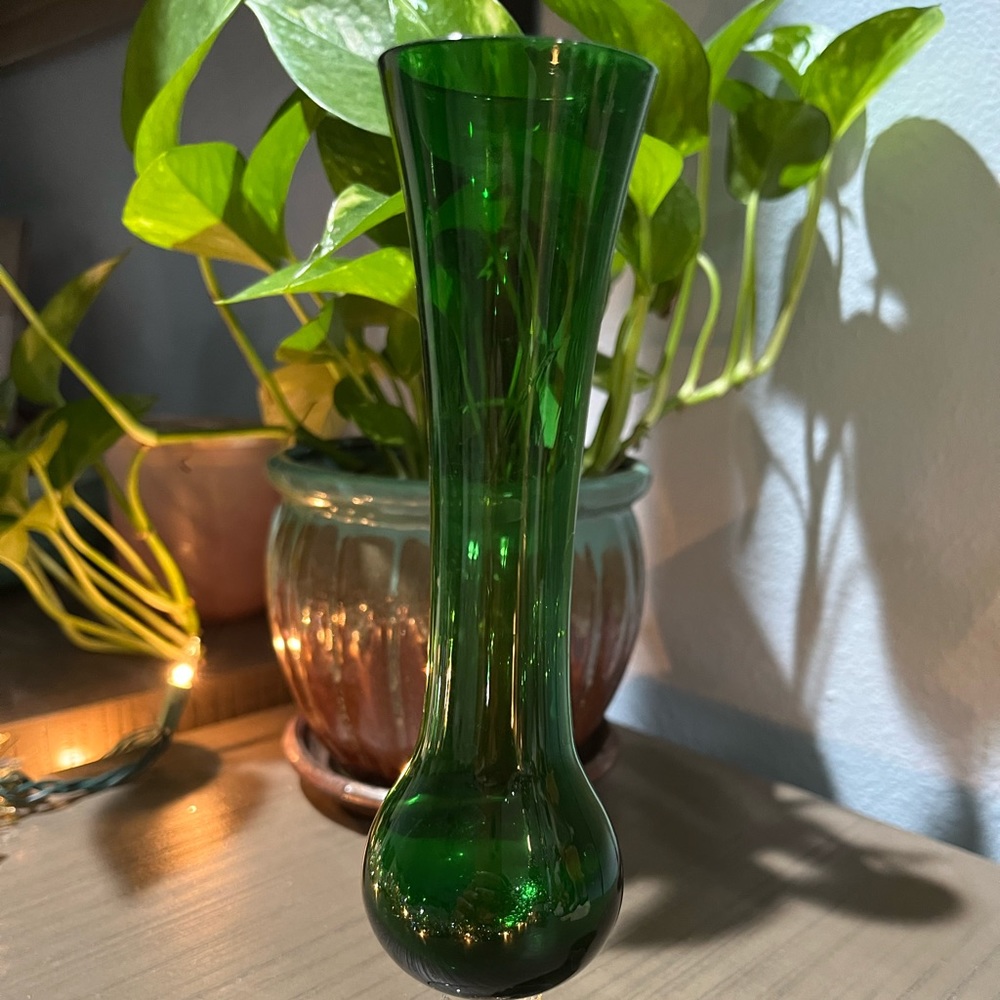 VINTAGE DEPRESSION GLASS   BUD VASE ELEGANT GREEN Clear Stem Swirl